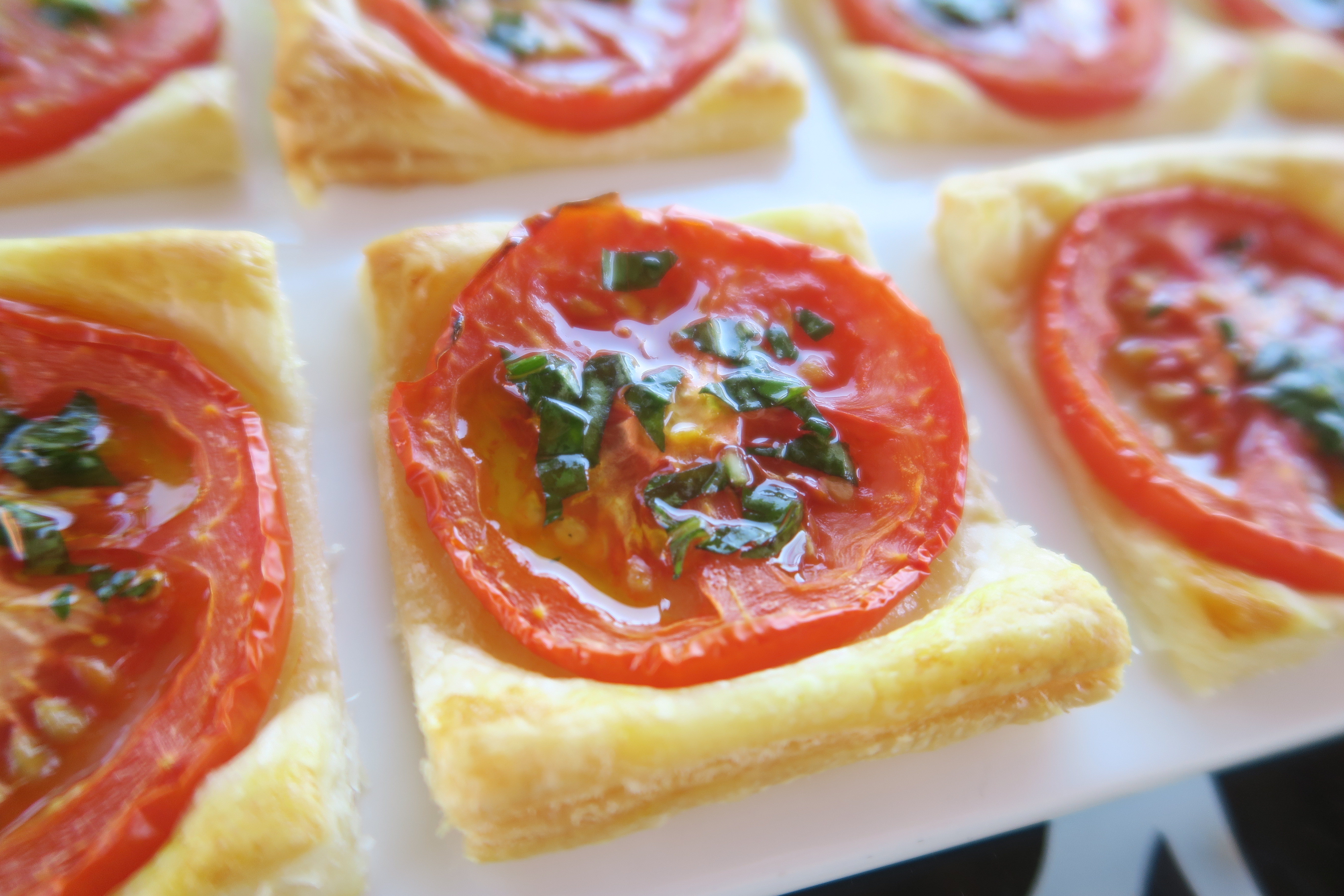 APERITIF PUFF PASTRY TOMATO BASIL 